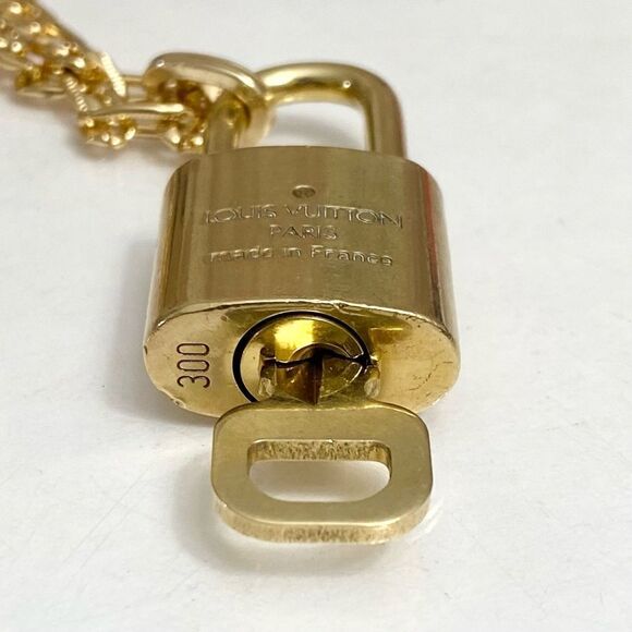 ๐บLouisโVuitton Lock and key on Gold Tone Necklace #300 - Picture 7 of 10
